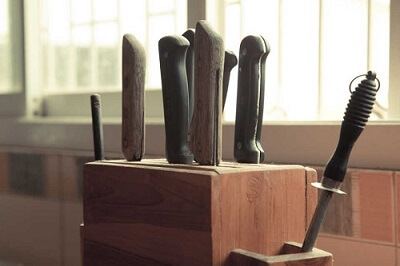 store knives in a storing tool