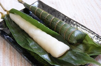 unwinding bamboo leaves of a Chimaki rice dumpling