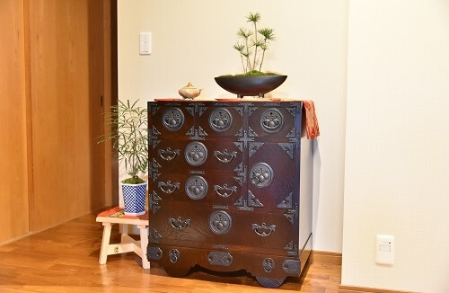 Japanese Iwayado Clothing Chest, installed example in Japanese room