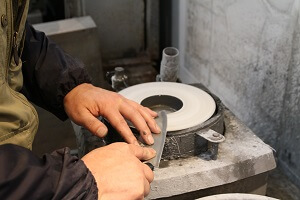 highly skilled knife sharpening craftsman performing Edo-togi grind