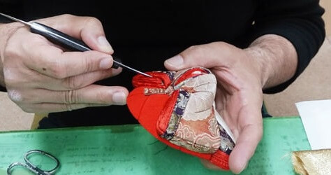 Edo-kimekomi Japanese Doll, traditional crafts, making step 2 - putting on cloths