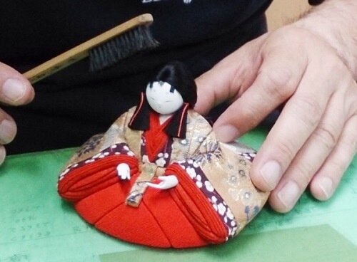 Edo-kimekomi Japanese Doll, traditional crafts, making step 4 - put hair and comb to complete