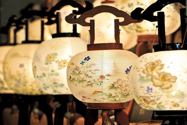 Gifu lanterns, a Japanese traditional craft, product using images