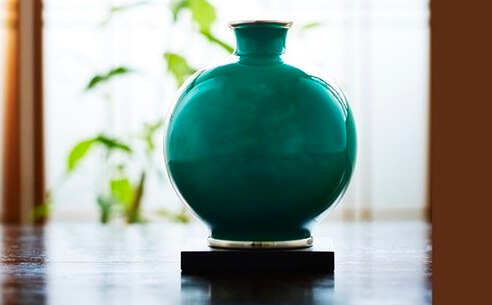 Owari Shippo ‘Seven Treasures’ Cloisonné Metalwork, a Japanese traditional craft, simple flower vase as an interior object