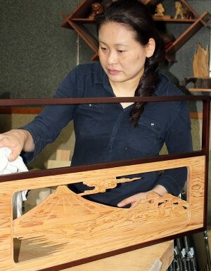 Osaka Ranma: Wood Carved Openwork Panel, a crafts woman