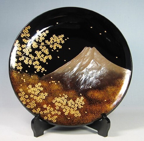 Japanese arts and crafts: artistic plates