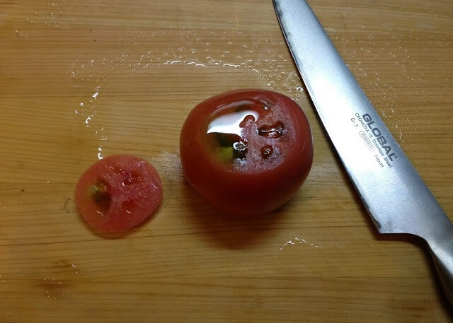 cut tomato by a sharp knife