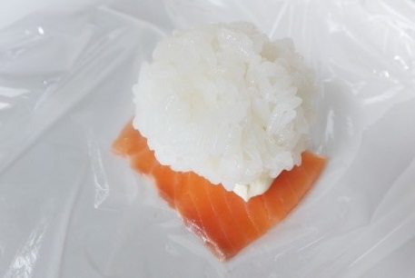 Easy recipe for Temari Sushi, making process of merging salmon and Sushi ball