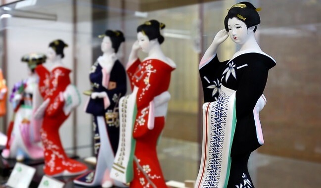 Hakata dolls, a Japanese doll craft, beautiful woman dolls in shop