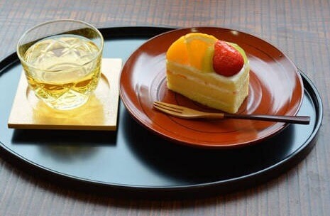 cake served with Japanese lacquerware