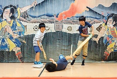 kids playing in front of Ukiyo-e picture