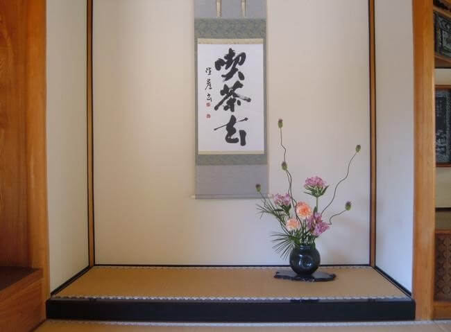 Japanese calligraphy art displayed in Tokono-ma room